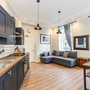  Apartamento Traditional 3 Bedroom Quiet Duplex Flat By High St, Trams And Buses - Just 1-5 Miles To Centre